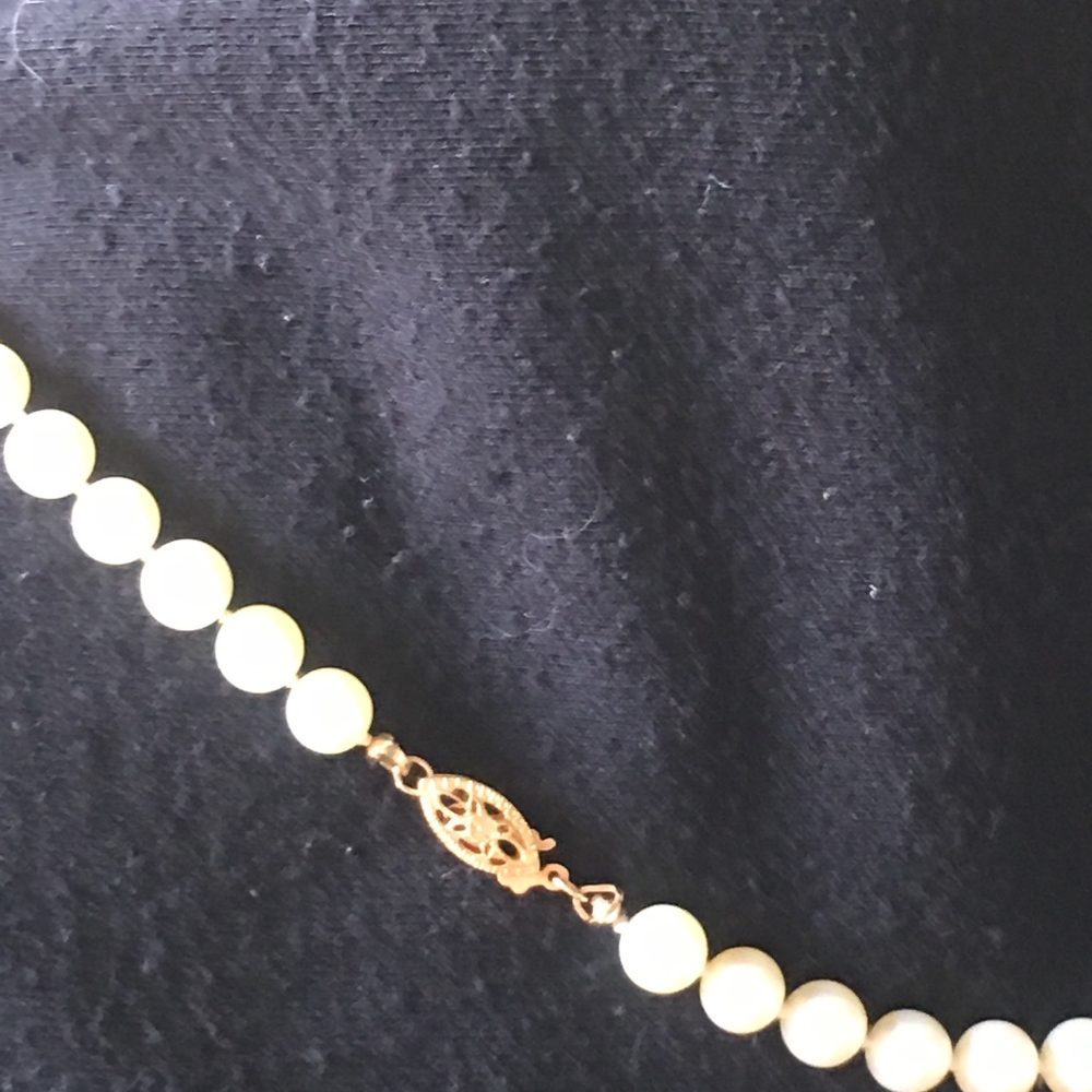 Ladies 20 inch strand of saltwater Pearls - Picture 5 of 8